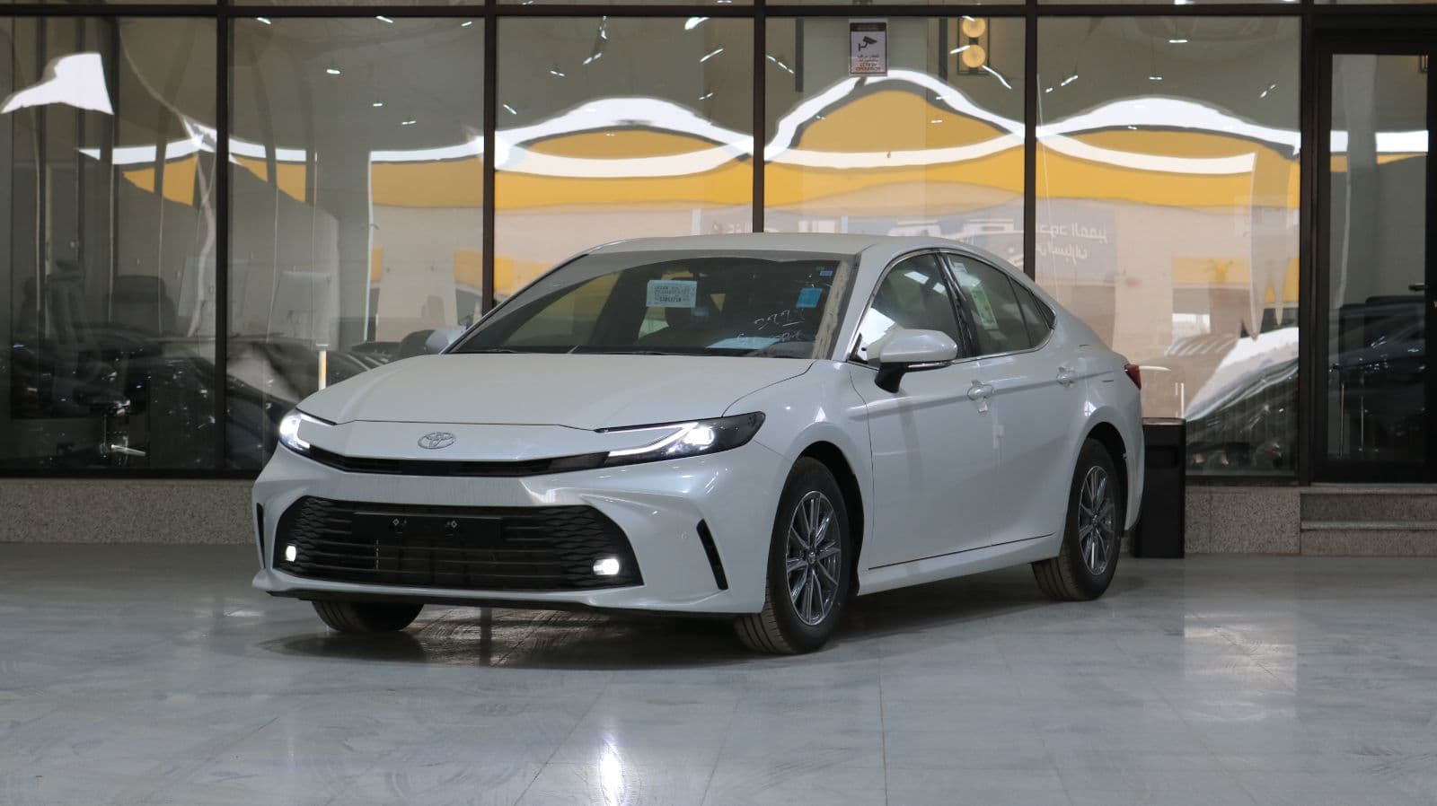 كامرى E ابيض سعودى 2025 